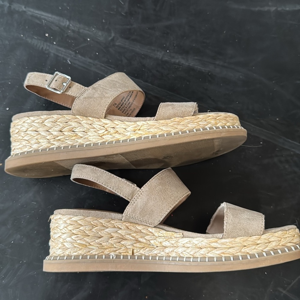 Universal Thread Sandals - image 3